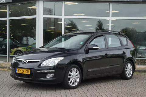 Hyundai I30 CW 1.6i Style LEDER TREKHAAK CLIMA LM VELGEN APK NIEUW!